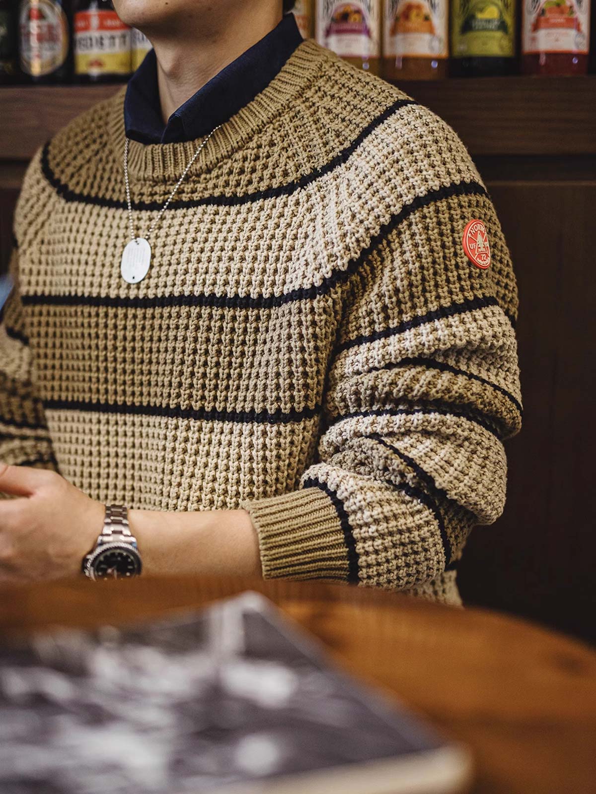 秋コーディネートに合わせたセーター着用シーン