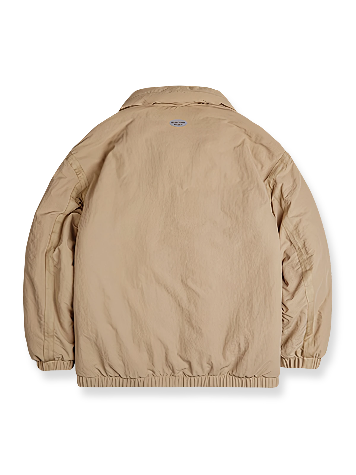 製品画像: レトロ風テーラード襟厚手中綿ジャケットのフロントビュー。防風・防寒機能付きの秋冬用アウター
詳細画像: ブロンズカラーのジッパーとテーラード襟のディテール。スタンドカラーとリフレクター付きロゴで機能性を強化