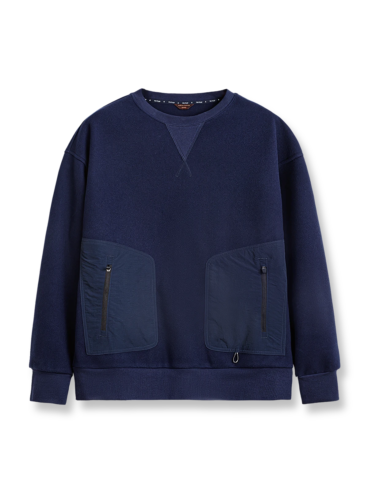 製品画像
「アメリカンヴィンテージ風デザインのウール混クルーネックスウェット全体展示写真。450～460g/m²のヘビーメルトン風ウール混素材を採用し、保温性と実用性を兼ね備えたネイビーカラーの秋冬に最適な一着。」

詳細画像
「アウトドアスタイルを取り入れた斜め配置のパッチポケットと、冷気の侵入を防ぐリブ袖口のディテール写真。高密度ウール混素材の質感と実用的なデザインが際立つスウェット。」
