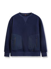 製品画像
「アメリカンヴィンテージ風デザインのウール混クルーネックスウェット全体展示写真。450～460g/m²のヘビーメルトン風ウール混素材を採用し、保温性と実用性を兼ね備えたネイビーカラーの秋冬に最適な一着。」

詳細画像
「アウトドアスタイルを取り入れた斜め配置のパッチポケットと、冷気の侵入を防ぐリブ袖口のディテール写真。高密度ウール混素材の質感と実用的なデザインが際立つスウェット。」
