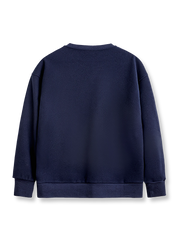 製品画像
「アメリカンヴィンテージ風デザインのウール混クルーネックスウェット全体展示写真。450～460g/m²のヘビーメルトン風ウール混素材を採用し、保温性と実用性を兼ね備えたネイビーカラーの秋冬に最適な一着。」

詳細画像
「アウトドアスタイルを取り入れた斜め配置のパッチポケットと、冷気の侵入を防ぐリブ袖口のディテール写真。高密度ウール混素材の質感と実用的なデザインが際立つスウェット。」
