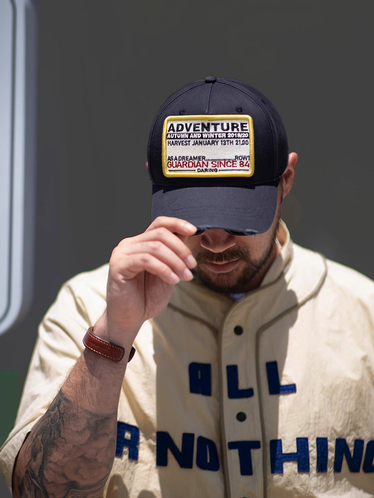 ダメージ加工されたツバとレターパッチの詳細画像