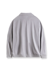 製品画像: スタイリッシュなハーフラウンドジップスタンドカラーポロシャツ、カラー・ブロックデザインの正面画像。
詳細画像: セーターのディテール、ホワイトブラスジッパー、肩と腕のカラー・ブロックデザインが強調されたクローズアップ画像。