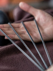 フェイスマスクとリブ袖口のクローズアップ