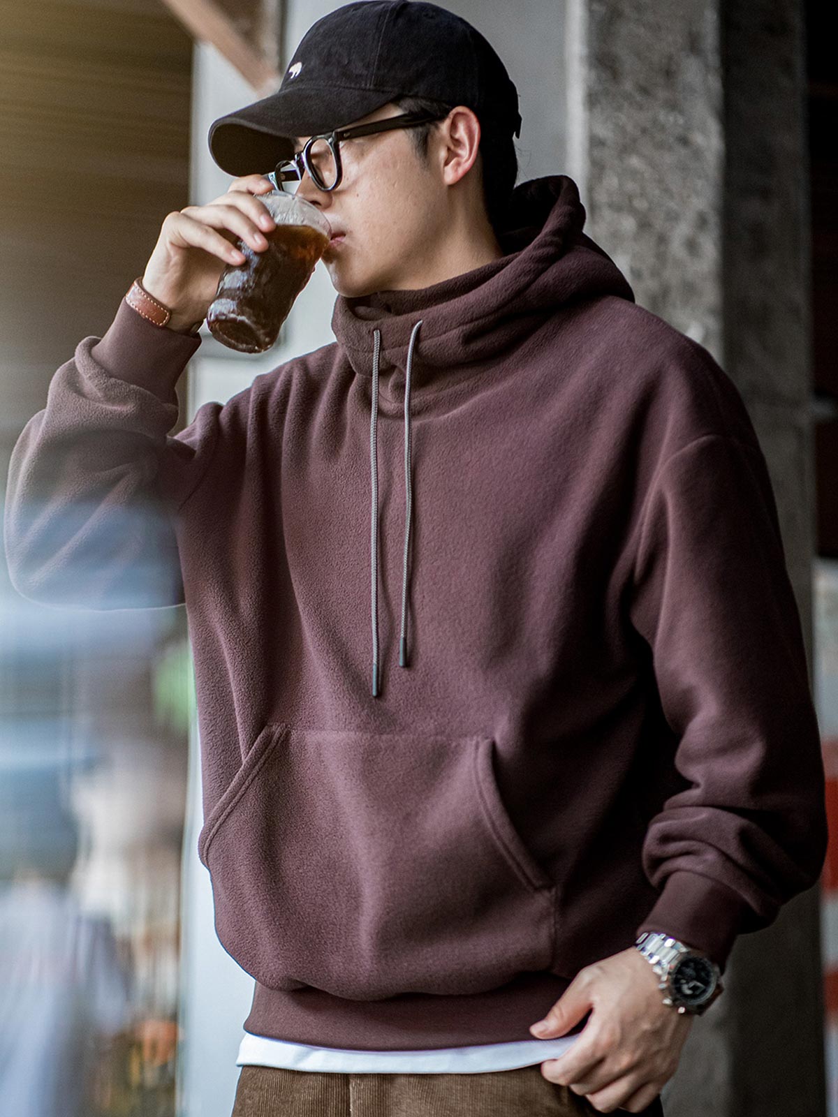 フリースパーカーを着用した秋冬のアウトドアコーディネート