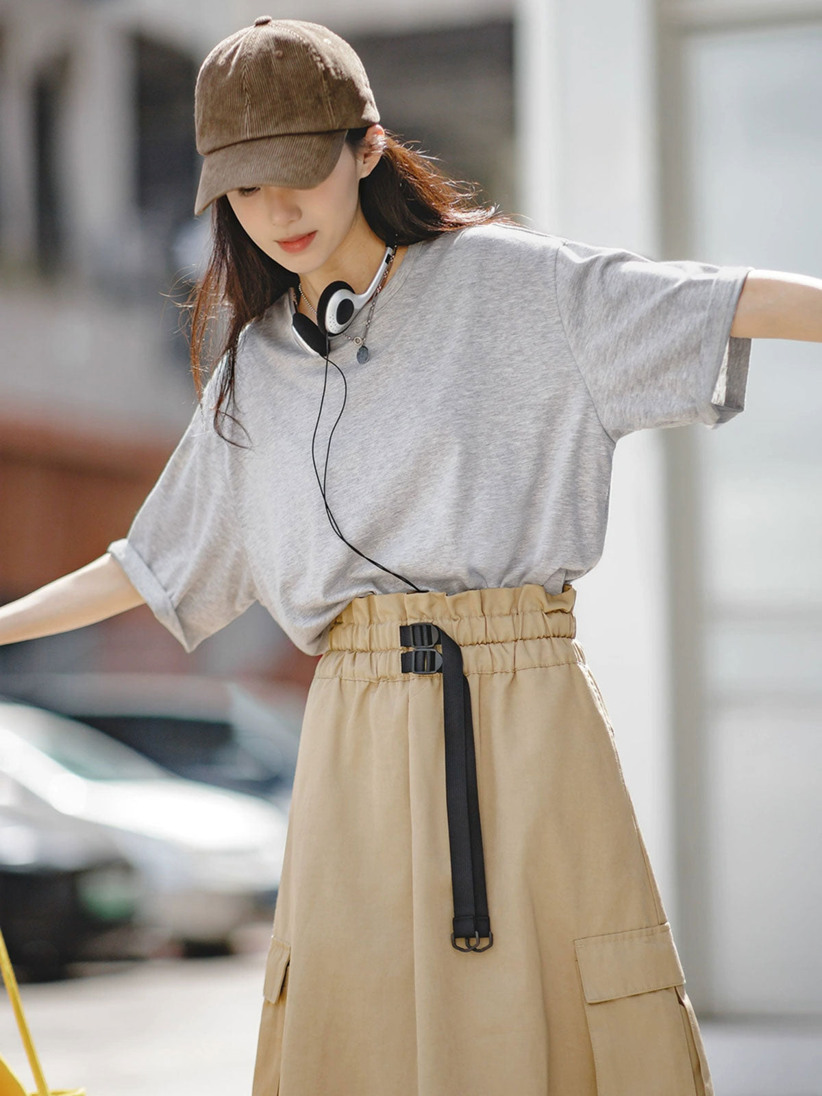 PESSOA CLUB モデルがルーズフィットTシャツを着用し、都市カジュアルスタイルを演出