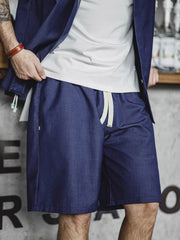 モデルがウエストゴムドローストリングデニムショーツを着用している画像