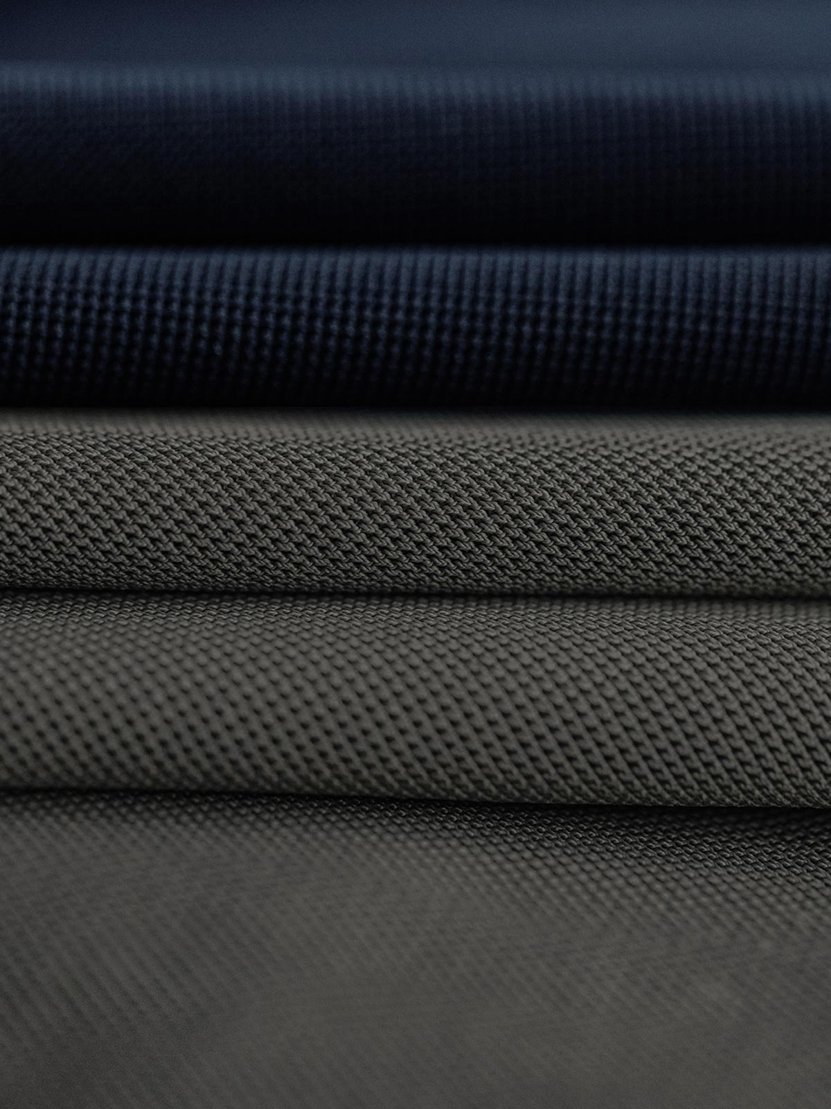 詳細画像: マジックテープディテールとMA-1風アームポケットのデザイン