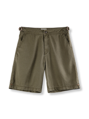 ヴィンテージ風ウォッシュ加工が施された五分丈ミリタリーチノショートパンツ