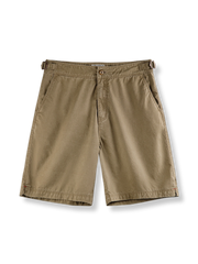 ヴィンテージ風ウォッシュ加工が施された五分丈ミリタリーチノショートパンツ