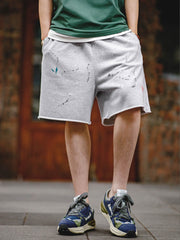 モデルが着用するスプラッシュグレーカジュアルロールアップスウェットパンツ