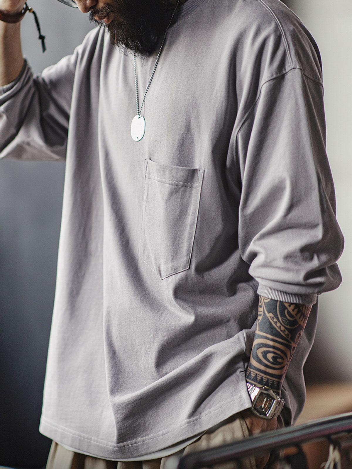 モデルがポケットロングスリーブTシャツを着用している画像。アメリカンヴィンテージスタイルとハイストリートスタイルを演出。