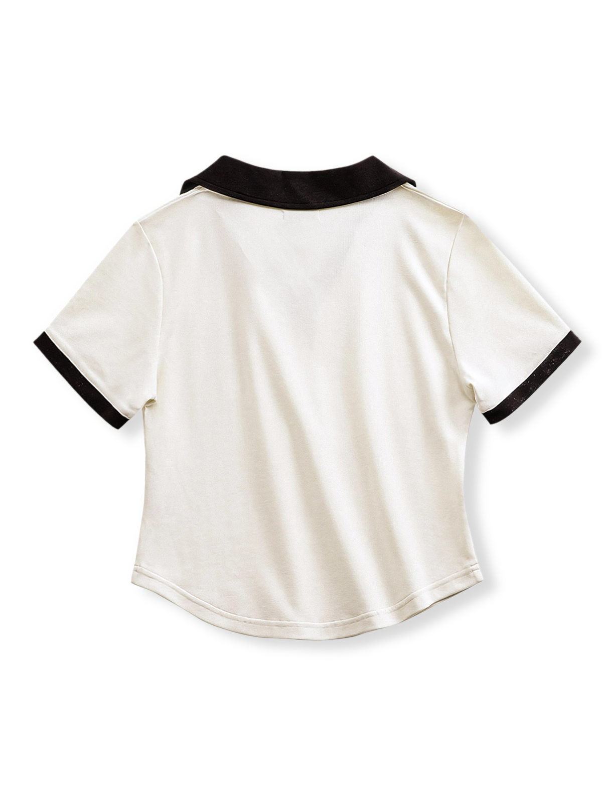 レトロスタイルのブラック＆ホワイトVネックポロシャツの正面ビュー。