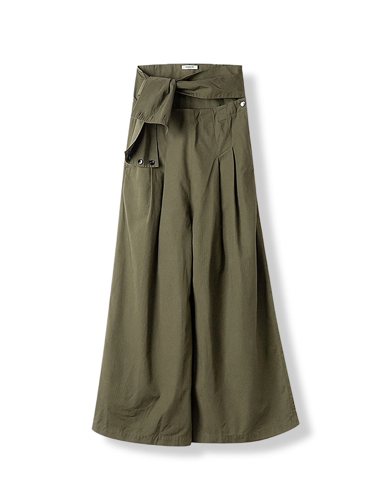 ミリタリーグリーンのワイドレッグカジュアルサロペット全体像。