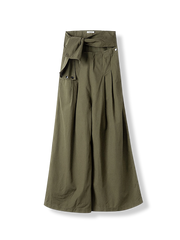 ミリタリーグリーンのワイドレッグカジュアルサロペット全体像。