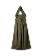 ミリタリーグリーンのワイドレッグカジュアルサロペット全体像。