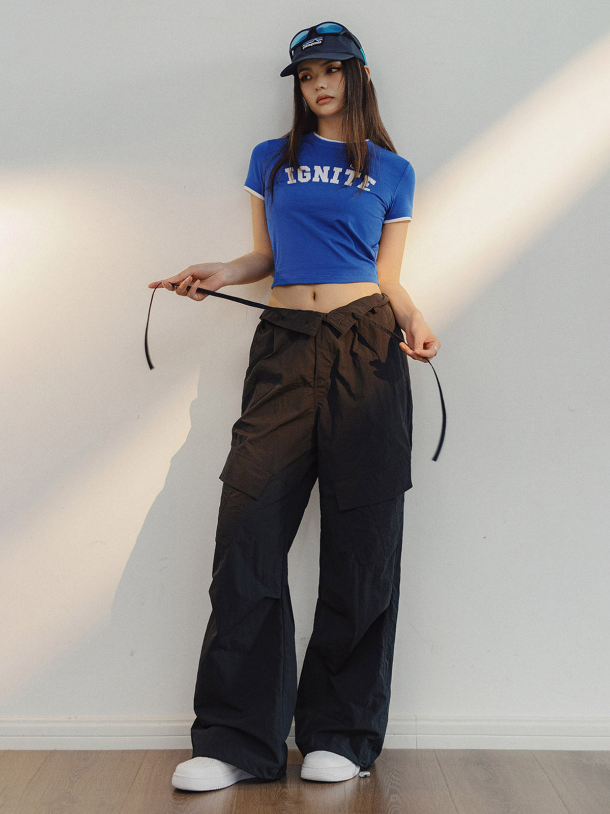 モデルがPESSOA CLUBのレタープリント ハイウエスト ショートTシャツを着用し、スタイリッシュなカジュアルスタイルを披露