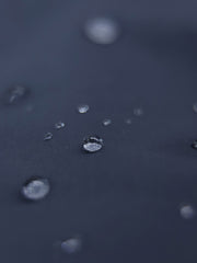 詳細画像：防水素材とポケットのディテール