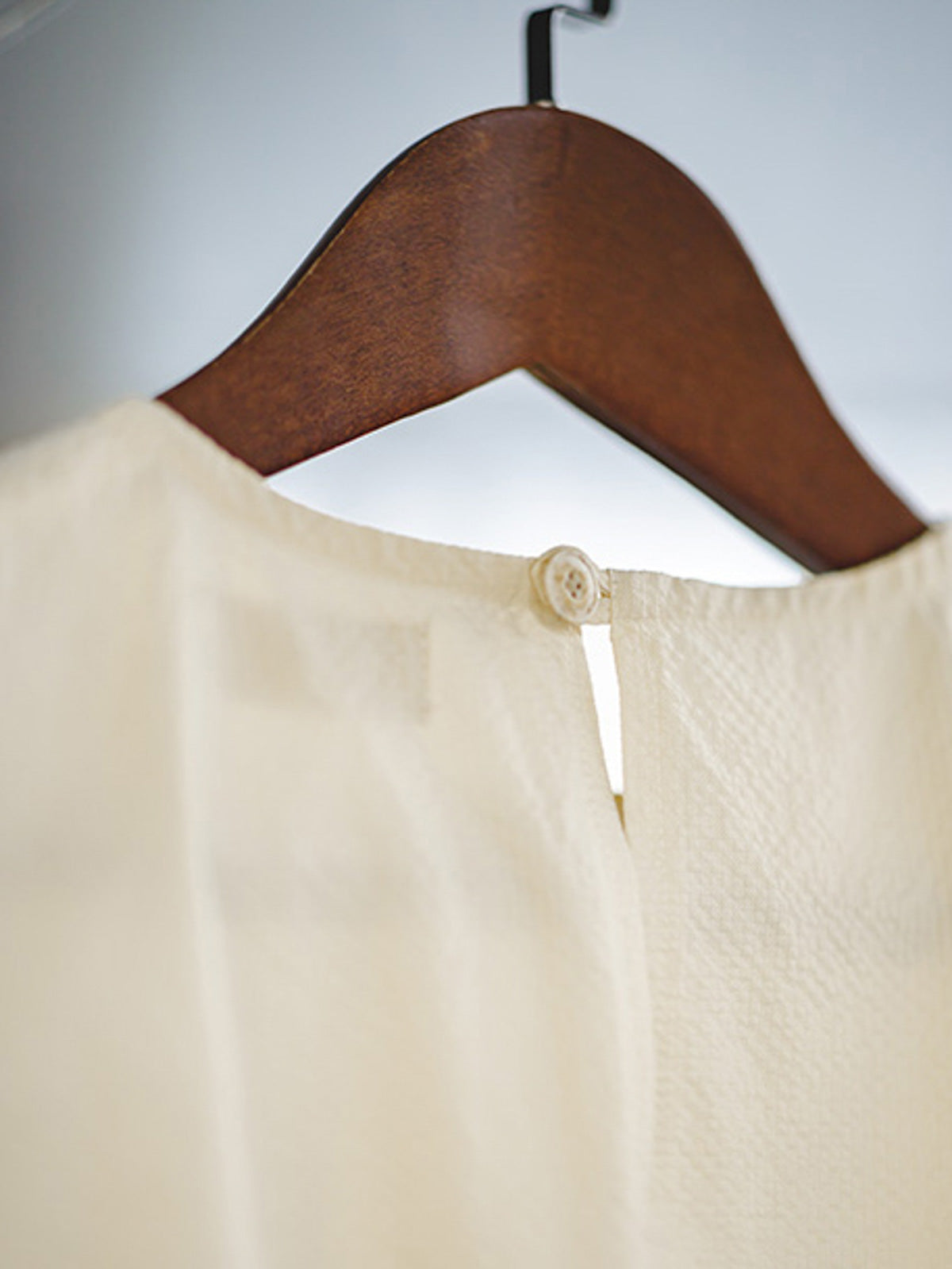 詳細画像: ワンピースのウエストドローストリングと裾の細部図