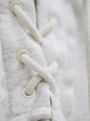 PESSOA CLUB Vネックのクロスレースアップとドローストリングのディテール特写