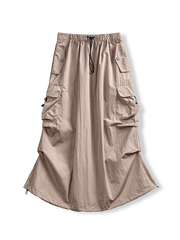 カーキ色のアウトドアスポーツパラシュートカーゴスカート正面展示。