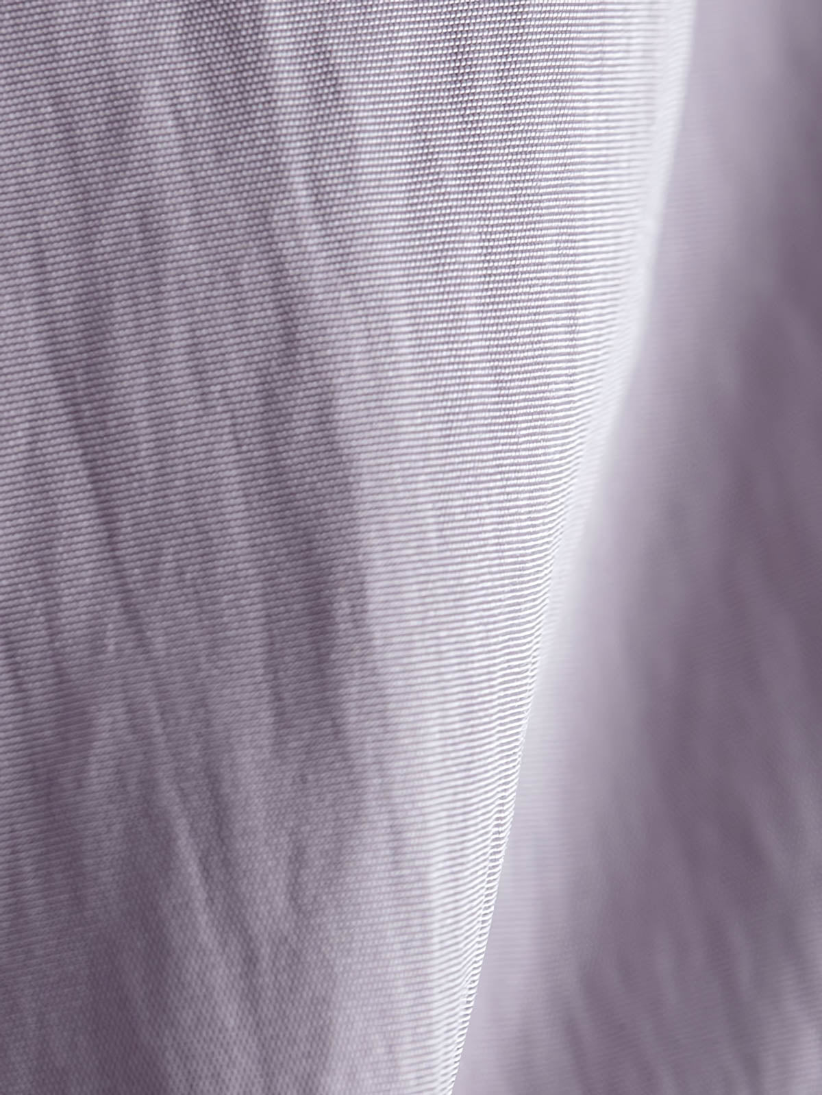 カーゴスカートの多機能ポケットとストラップの詳細特写。