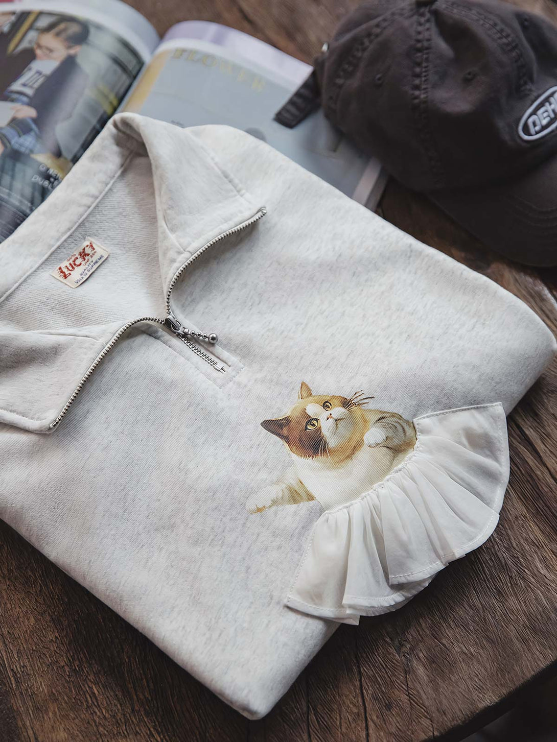  PESSOA CLUB「バレエキャット」のプリントと刺繍の詳細クローズアップ