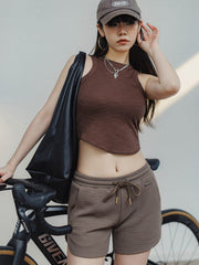 モデル画像: モデルが着用するワッフルショーツのスタイル展示