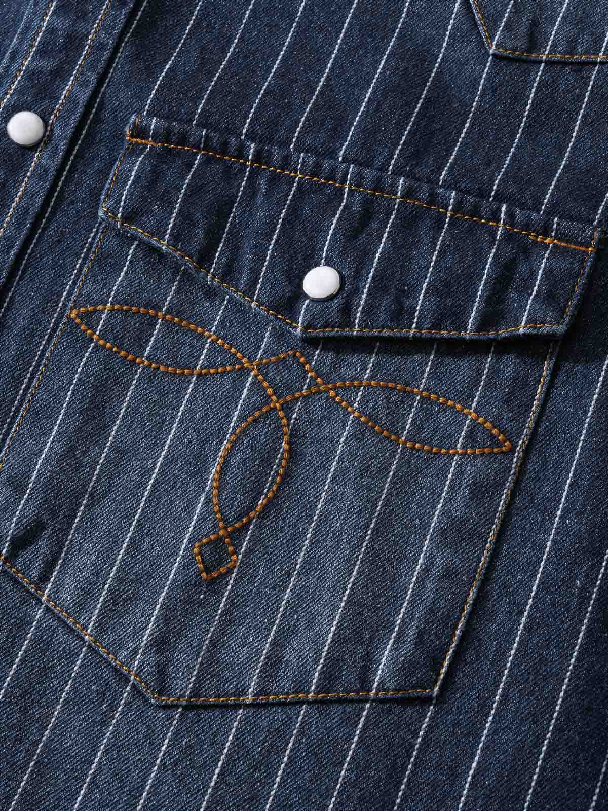 シャツの模造パールボタンと色落ちしたストライプディテールの画像 