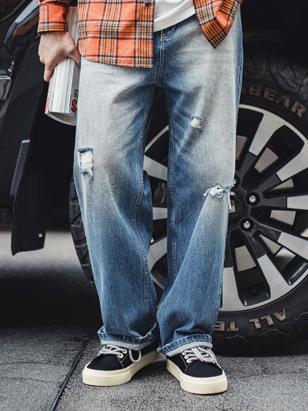 製品画像
「ブラック×ホワイトのクラシックな配色デザインが特徴の厚底キャンバススニーカー側面全体画像。スエードアッパーとキャンバスつま先の異素材コンビ仕様。」

詳細画像
「スエードアッパーとキャンバスつま先の異素材コンビデザイン、ダブルステッチ縁取り、加厚ラバーソールのディテールをクローズアップ。」