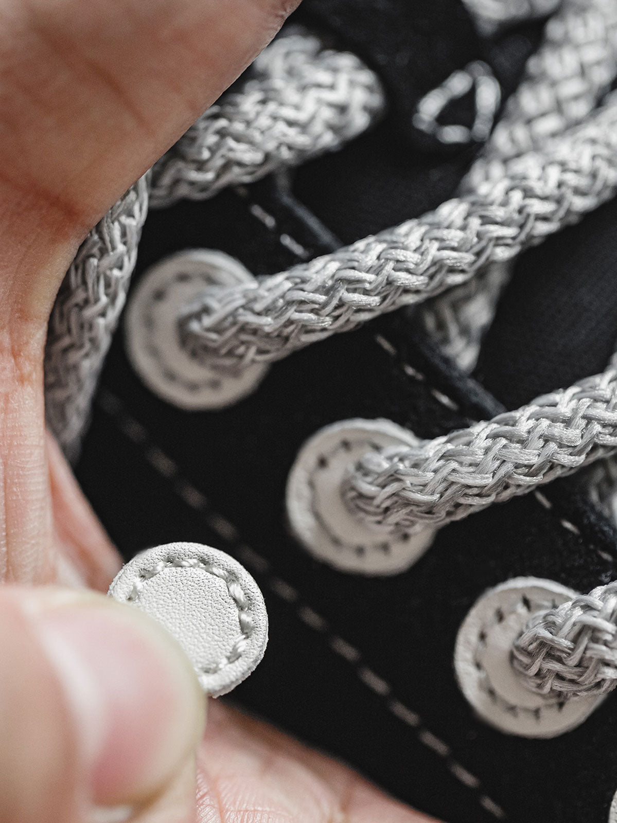 製品画像
「ブラック×ホワイトのクラシックな配色デザインが特徴の厚底キャンバススニーカー側面全体画像。スエードアッパーとキャンバスつま先の異素材コンビ仕様。」

詳細画像
「スエードアッパーとキャンバスつま先の異素材コンビデザイン、ダブルステッチ縁取り、加厚ラバーソールのディテールをクローズアップ。」