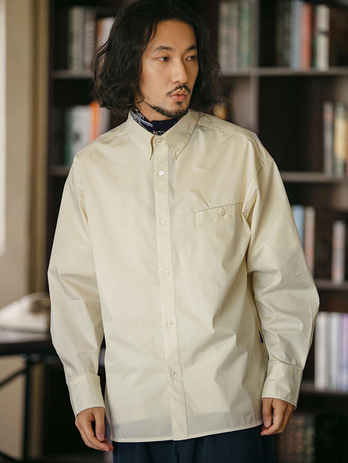 モデルがインポートピマコットン シンプル長袖シャツを着用している日常シーンの画像