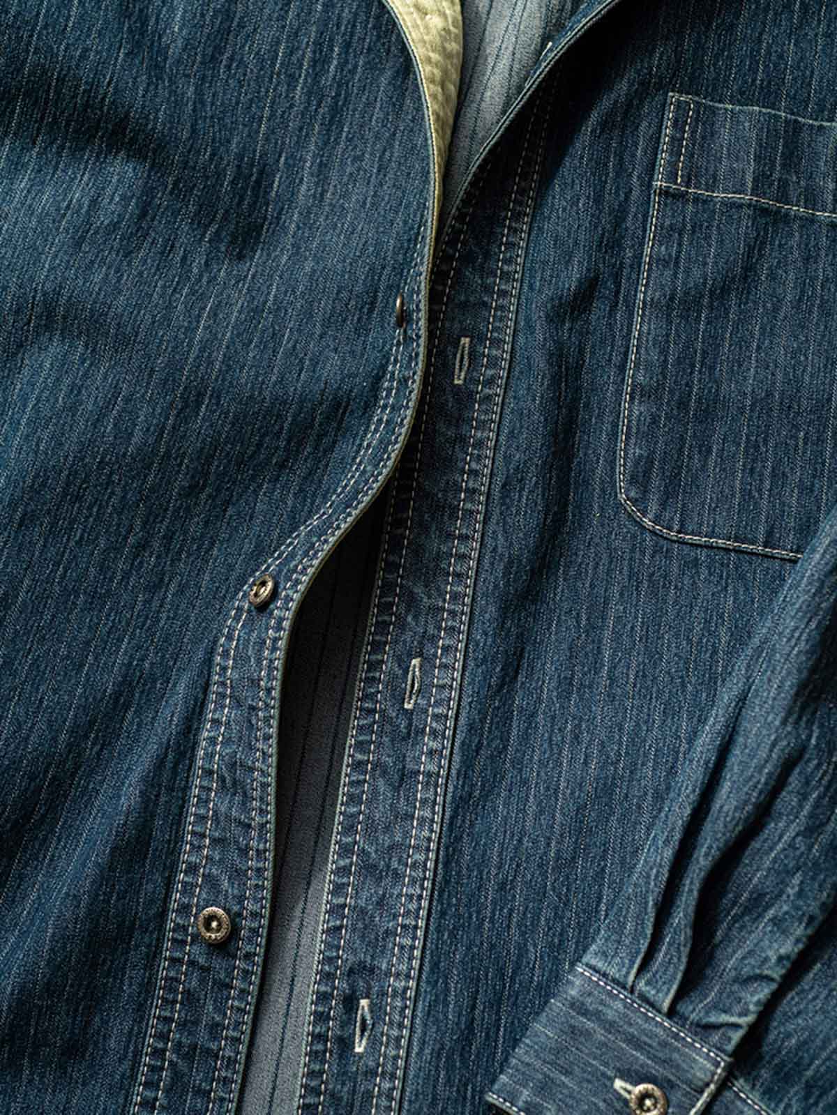 シャツのボタンとストライプのディテール