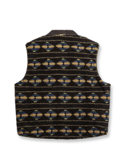 製品画像
リバーシブル仕様の民族柄ワーク中綿ベスト。ポリエステル素材を使用し、軽量で保温性に優れた厚手デザインが特徴。シンプルなワークスタイルと活気ある民族柄の両方を楽しめる全体図。

詳細画像
民族柄の繊細な模様とワークスタイルのディテール特写。リバーシブル仕様の裏面はシンプルなデザインで、シーンに応じたコーディネートが可能。ポリエステル生地の耐久性と厚手の中綿の保温性を示すクローズアップ画像。