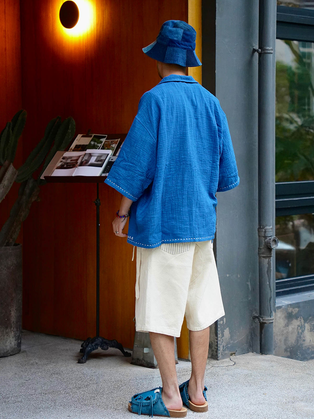 モデル着用藍染め七分袖シャツのスタイリング