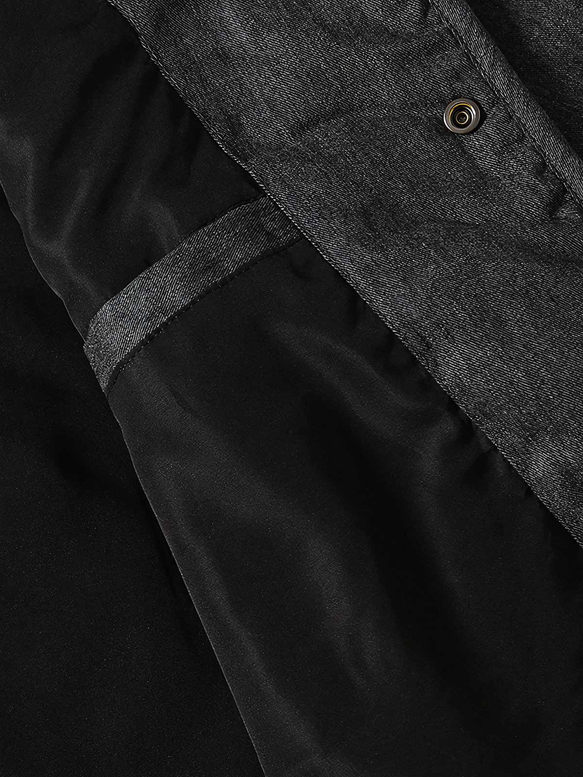 製品画像：
クラシックなキルティング波状模様のVネックワーク中綿ジャケット。綿とポリエステル混紡素材を使用し、柔らかな触感と優れた保温性を提供。両サイドに大きなポケットがあり、実用性とデザイン性を兼ね備えたアイテム。

詳細画像：
波状のキルティング模様で立体感を演出し、ジャケットの耐久性を向上。裏地は肌触りが良く、快適な着用感を提供。ゆったりとしたワークスタイルのシルエットで、日常使いにも最適。
