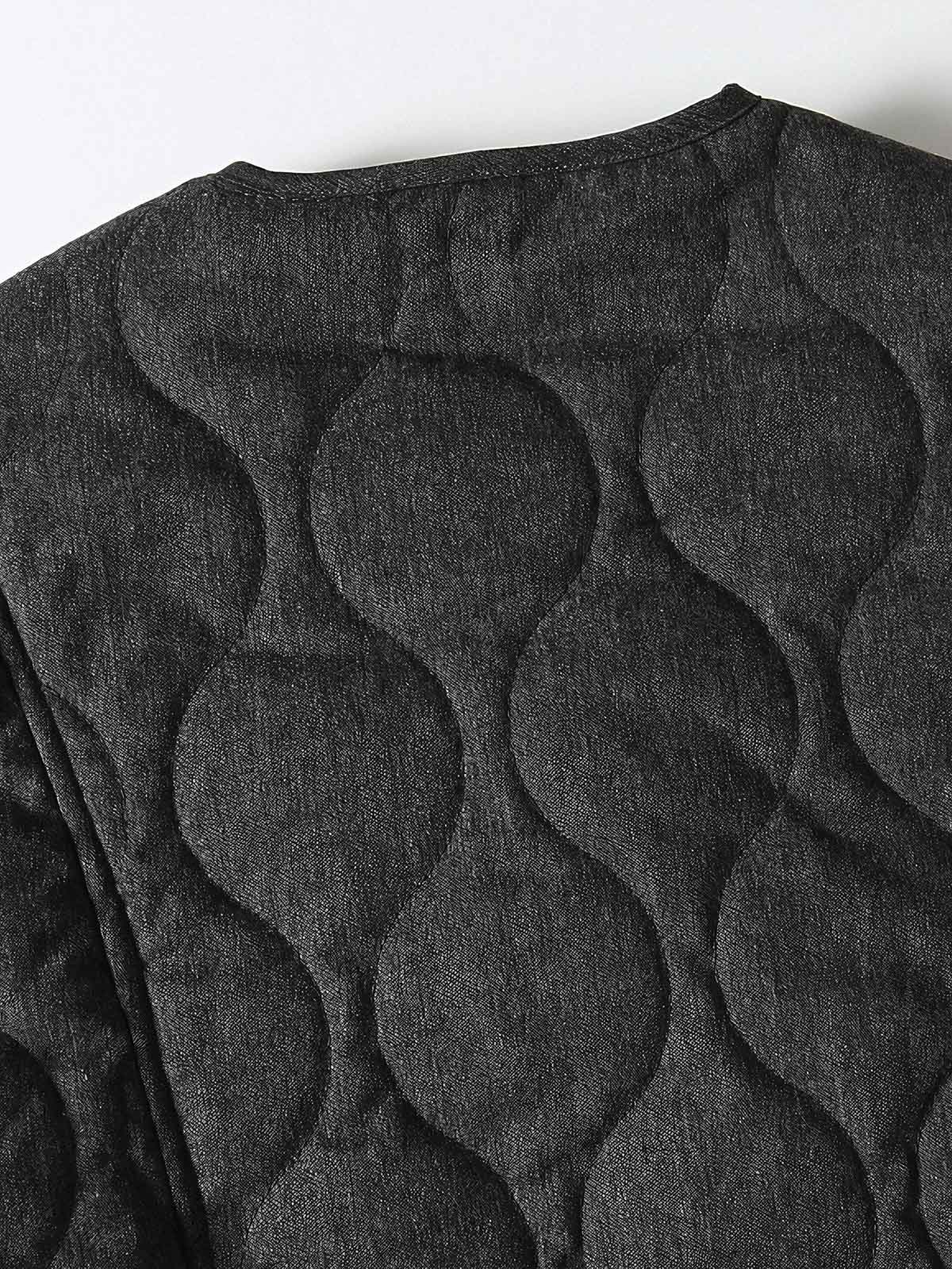 製品画像：
クラシックなキルティング波状模様のVネックワーク中綿ジャケット。綿とポリエステル混紡素材を使用し、柔らかな触感と優れた保温性を提供。両サイドに大きなポケットがあり、実用性とデザイン性を兼ね備えたアイテム。

詳細画像：
波状のキルティング模様で立体感を演出し、ジャケットの耐久性を向上。裏地は肌触りが良く、快適な着用感を提供。ゆったりとしたワークスタイルのシルエットで、日常使いにも最適。
