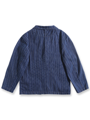 製品画像:
「フレンチヴィンテージスタイルとクラシックなスーツデザインが融合したストライプ ワークスーツ ジャケット。縦ストライプ生地を採用し、ルーズフィットシルエットが快適さとエレガントさを両立。正面全体のデザイン展示図。」

詳細画像:
「ストライプ ワークスーツ ジャケットのボタンディテールと大容量ポケットをクローズアップ。3つのボタンがアクセントとなり、ワークウェアの実用性を強調する縦ストライプ生地のディテール写真。」