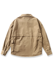 製品画像:
「クラシックなポロカラーとヴィンテージ感のあるカーキ色が特徴のカジュアルシャツ。100%高品質コットン素材を使用し、柔らかな肌触りと通気性を備えた、中厚のルーズフィットデザイン。前立てボタンやラウンドヘムがカジュアルでリラックスした印象を与える正面全体展示図。」

詳細画像:
「ヴィンテージスタイルのポロカラーシャツ、大容量ポケットとボタン付き前立てを備えたディテールデザイン。100%コットン素材の柔らかさと通気性を表現し、ラウンドヘムのカジュアルさをクローズアップ。」
