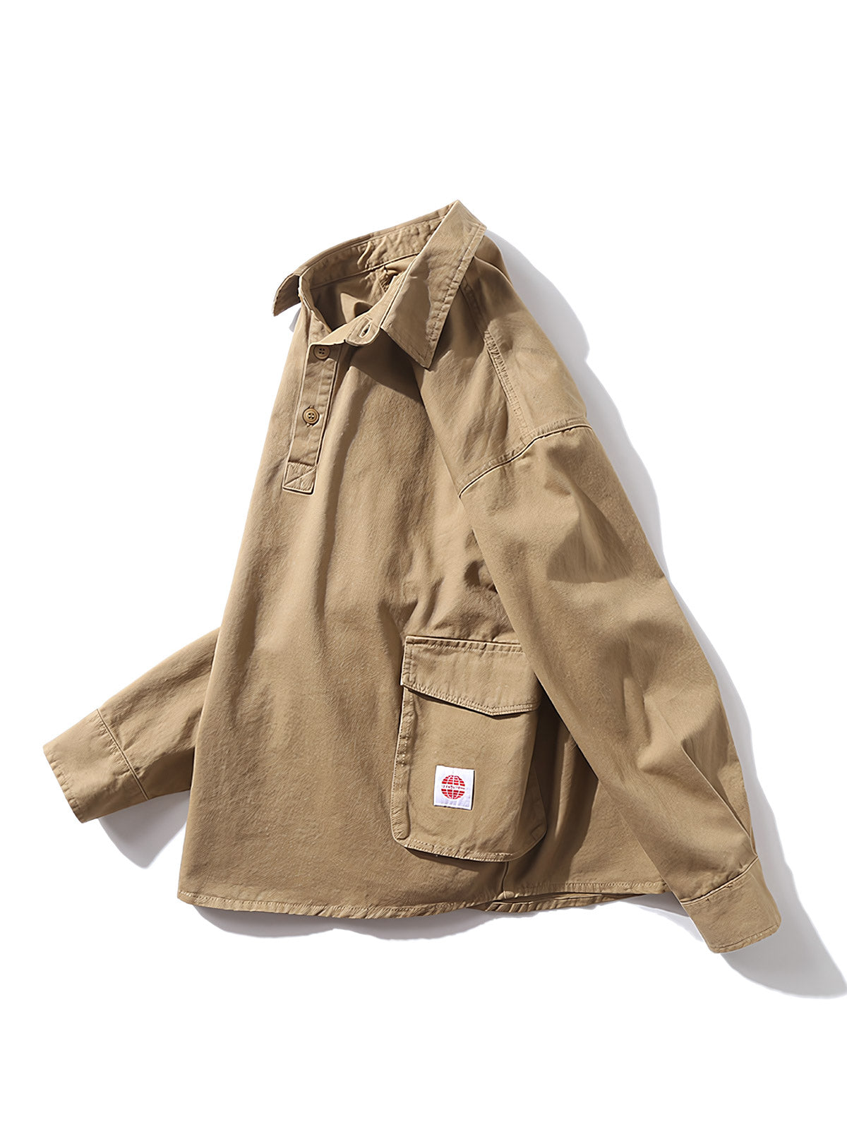 製品画像:
「クラシックなポロカラーとヴィンテージ感のあるカーキ色が特徴のカジュアルシャツ。100%高品質コットン素材を使用し、柔らかな肌触りと通気性を備えた、中厚のルーズフィットデザイン。前立てボタンやラウンドヘムがカジュアルでリラックスした印象を与える正面全体展示図。」

詳細画像:
「ヴィンテージスタイルのポロカラーシャツ、大容量ポケットとボタン付き前立てを備えたディテールデザイン。100%コットン素材の柔らかさと通気性を表現し、ラウンドヘムのカジュアルさをクローズアップ。」
