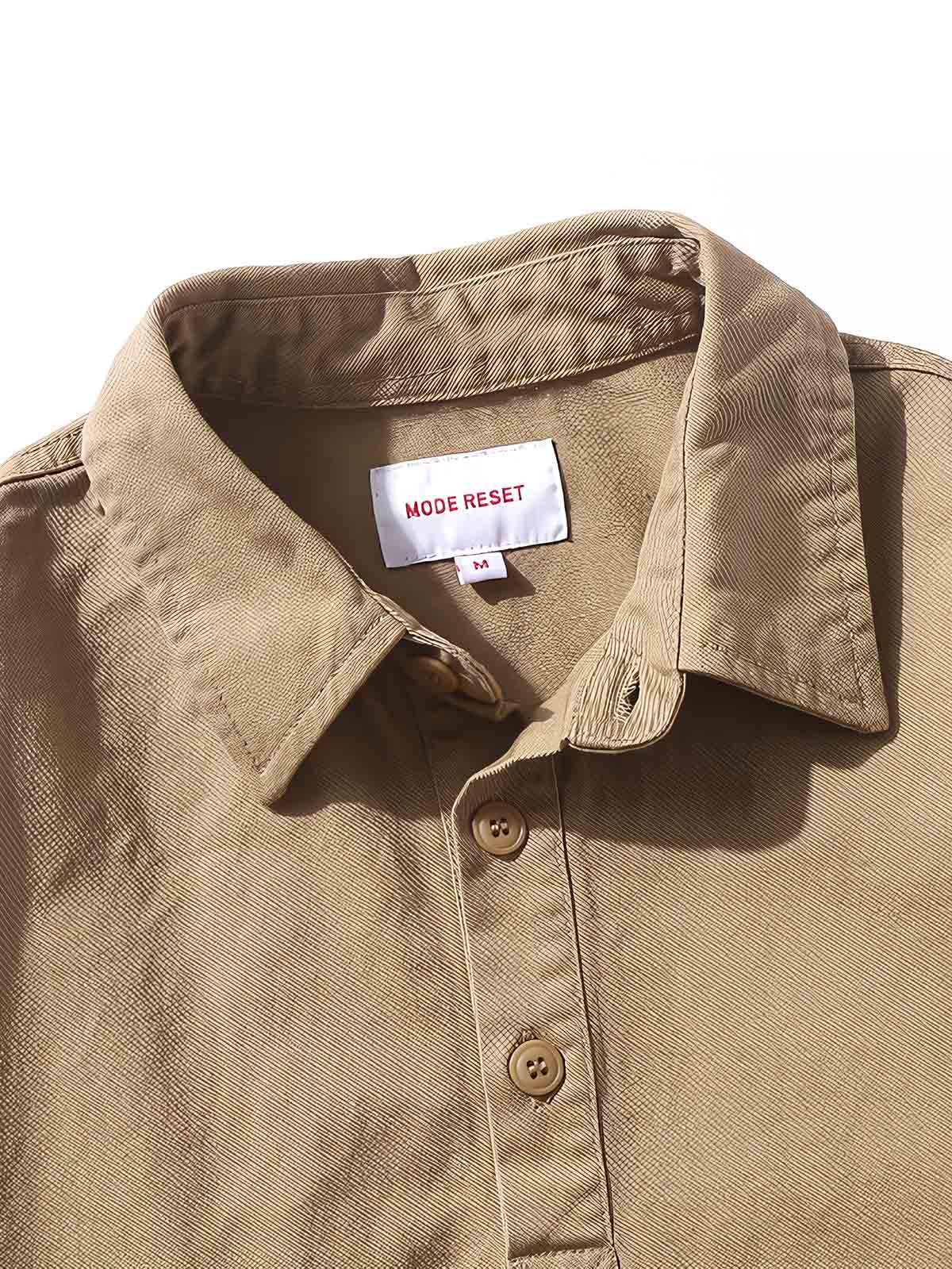 製品画像:
「クラシックなポロカラーとヴィンテージ感のあるカーキ色が特徴のカジュアルシャツ。100%高品質コットン素材を使用し、柔らかな肌触りと通気性を備えた、中厚のルーズフィットデザイン。前立てボタンやラウンドヘムがカジュアルでリラックスした印象を与える正面全体展示図。」

詳細画像:
「ヴィンテージスタイルのポロカラーシャツ、大容量ポケットとボタン付き前立てを備えたディテールデザイン。100%コットン素材の柔らかさと通気性を表現し、ラウンドヘムのカジュアルさをクローズアップ。」
