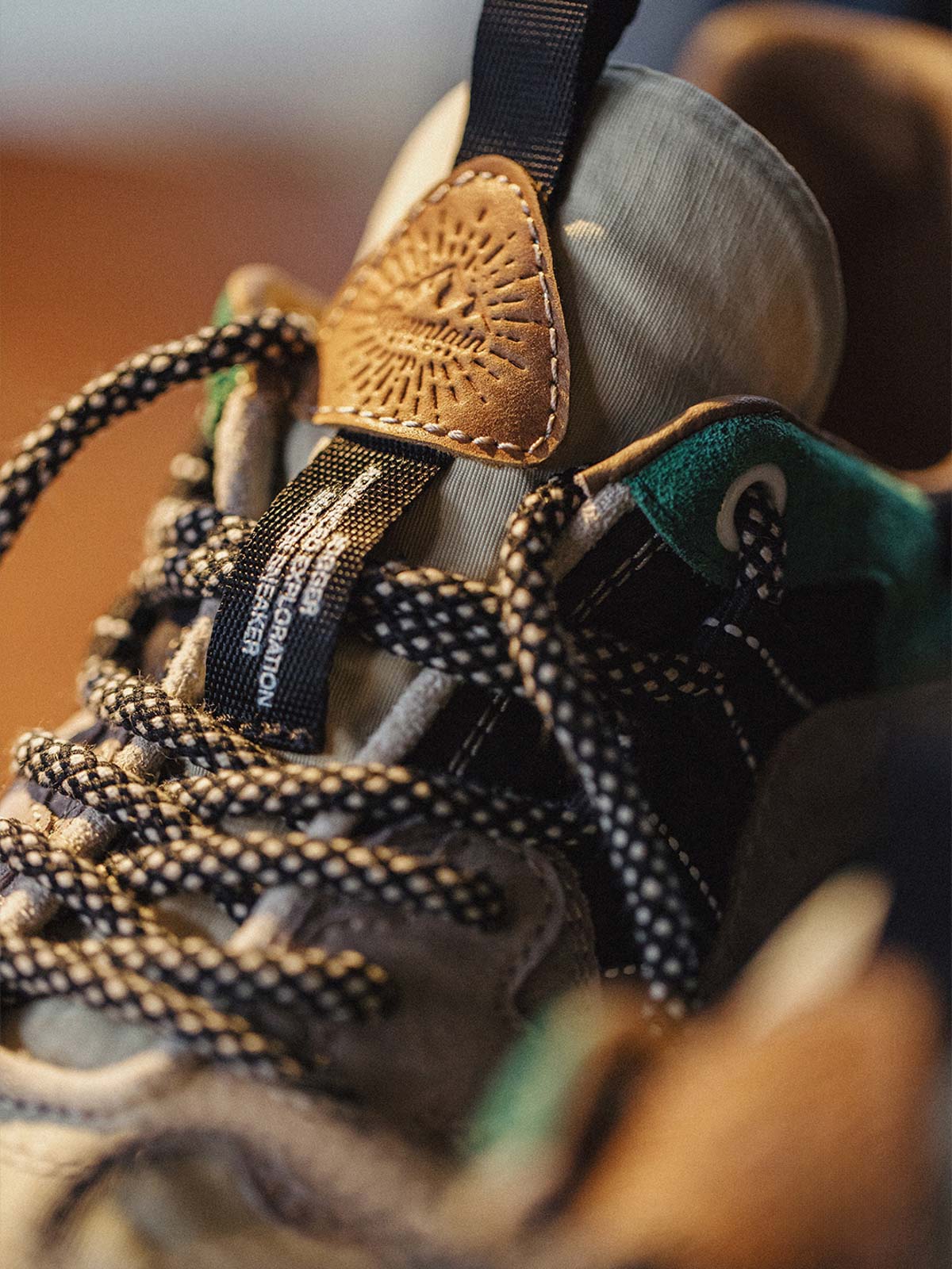 ジョギングシューズの厚底部分に施された墨散らしデザインとその詳細なテクスチャをクローズアップした画像。