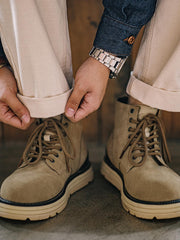 詳細画像: 牛革スエードのアッパー、PUレザー靴舌、白いステッチが際立つラバーディテールのクローズアップ。
モデル画像: モデル着用のヴィンテージスタイルワークブーツ、特注厚底デザインが映えるアウトドアスタイリング例。