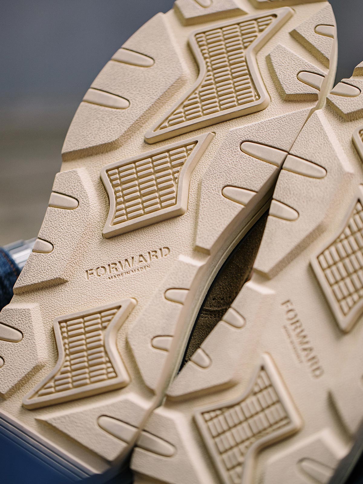 製品画像: 厳選された牛革スエードと特注厚底デザインを組み合わせたヴィンテージ感漂うワークブーツ全体像、グラベルカラーのトーンが特徴。
詳細画像: 牛革スエードのアッパー、PUレザー靴舌、白いステッチが際立つラバーディテールのクローズアップ。