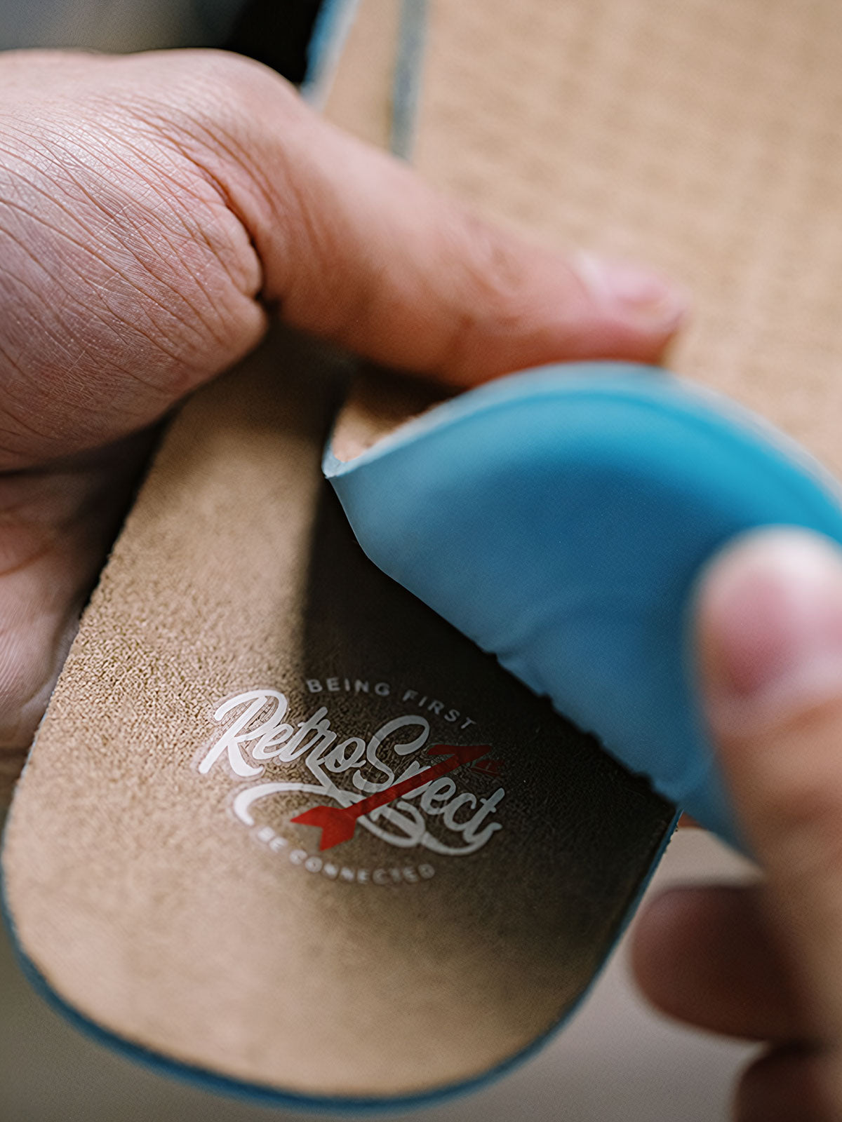 製品画像: 厳選された牛革スエードと特注厚底デザインを組み合わせたヴィンテージ感漂うワークブーツ全体像、グラベルカラーのトーンが特徴。
詳細画像: 牛革スエードのアッパー、PUレザー靴舌、白いステッチが際立つラバーディテールのクローズアップ。