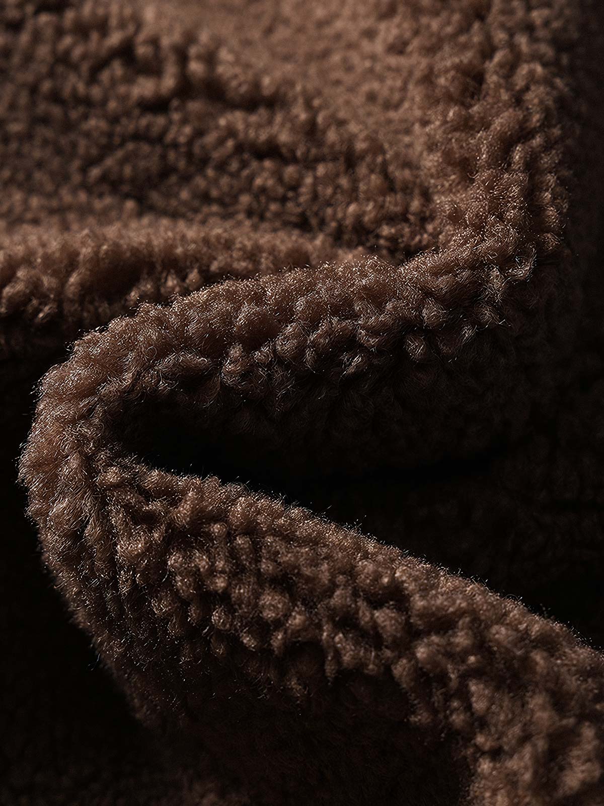 製品画像
「レトロフリース スタンドカラージャケット全体像。厚手フリース素材とスタンドカラーデザインが特徴で、快適さと暖かさを兼ね備えたルーズフィットジャケット」

詳細画像
「フリーススタンドカラージャケットの刺繍デザインとドローコード付き裾の調整可能なディテール。レトロなデザインと実用性を融合」