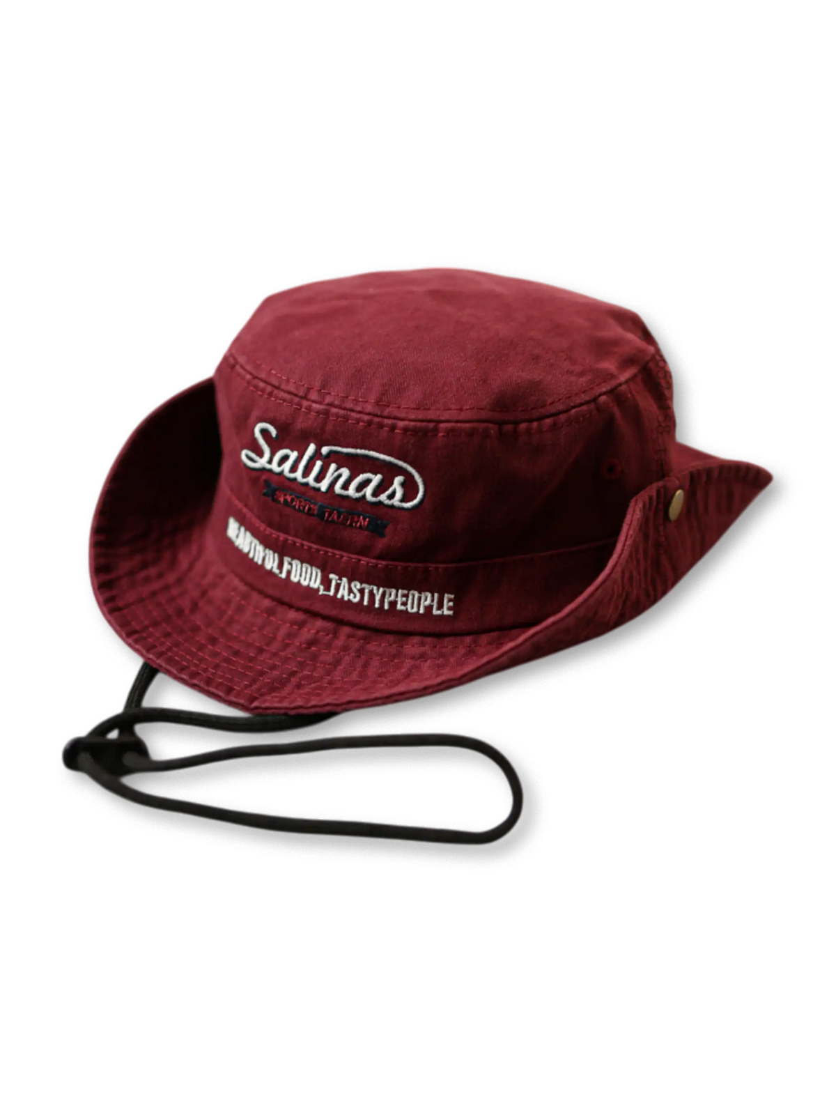 ワインレッドカラーのフィッシングハット全体、フロントにロゴ刺繍が施され、あご紐が付いている
