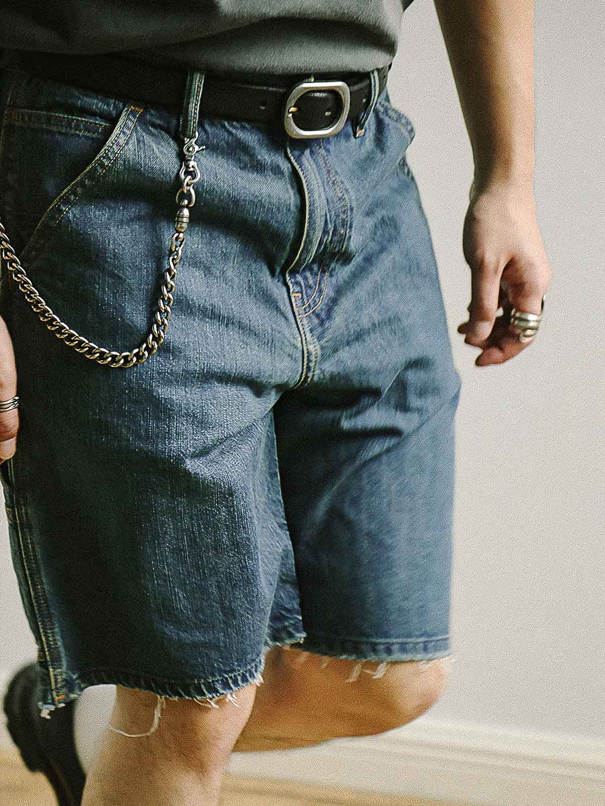 モデル画像: モデルが着用しているヴィンテージ風ウォッシュデニムワークショーツのスタイル