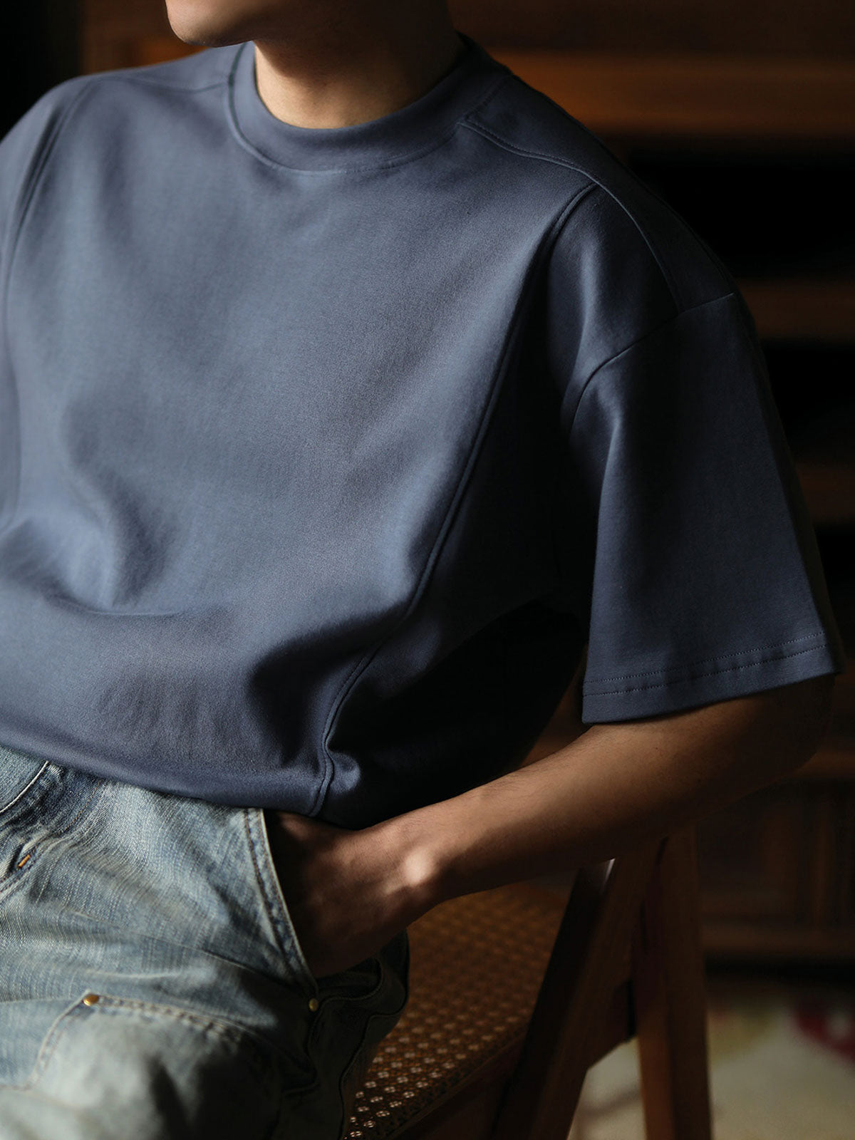 モデルが着用したレトロデザインバンドカラーショートスリーブTシャツ