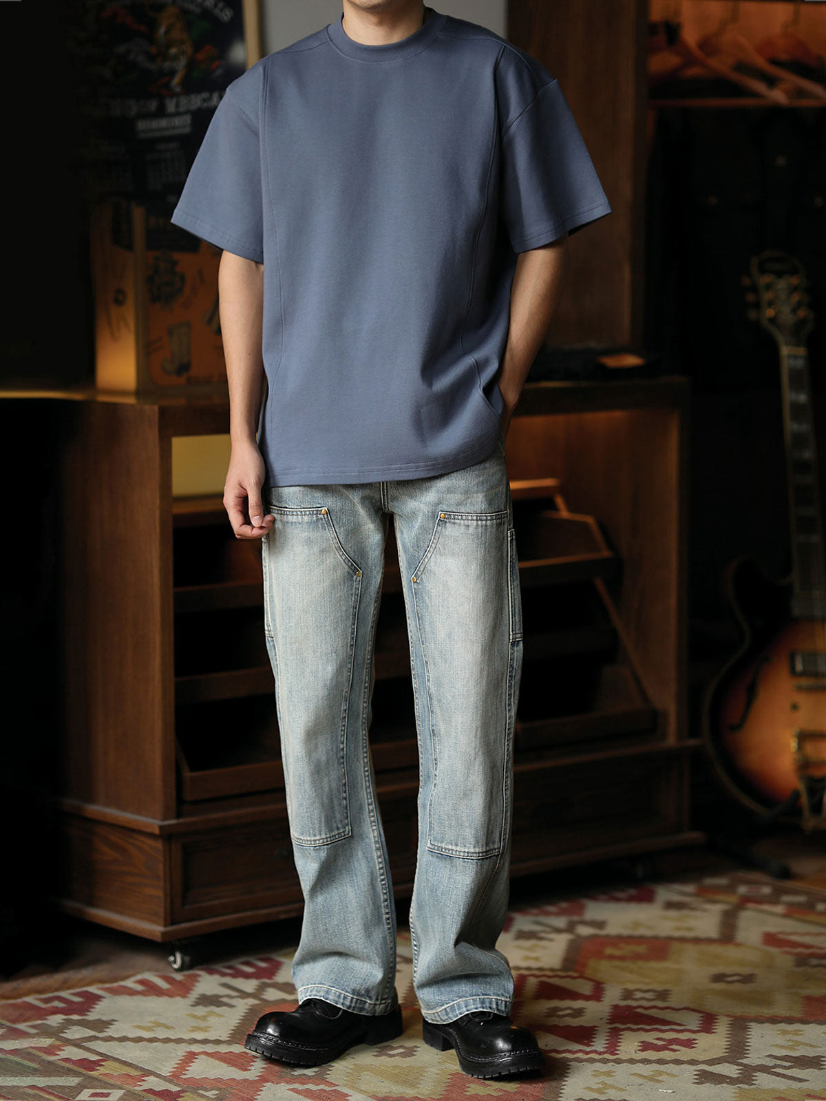 モデルが着用したレトロデザインバンドカラーショートスリーブTシャツ